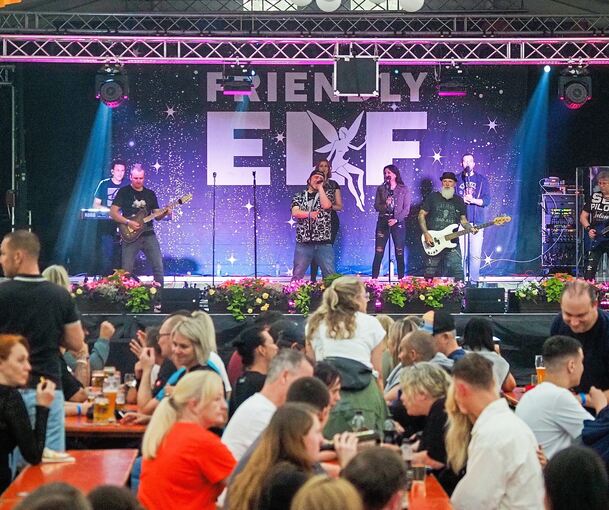 Die Coverband Friendly Elf steht auch am Wochenende wieder auf der Bühne des Oßweiler Musiksfests. Archivbild: Holm Wolschendorf Die Coverband Friendly Elf steht auch am Wochenende wieder auf der Bühne des Oßweiler Musiksfests.