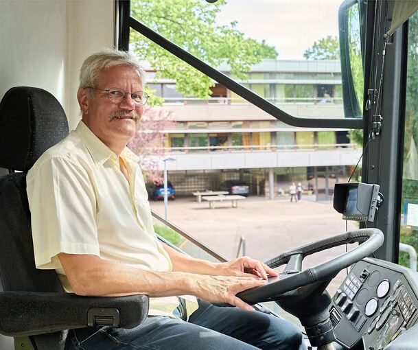 Der 58-jährige Martin Schorr ist nicht nur ein erfahrener Bibliothekar, sondern ein ebenso versierter Busfahrer.