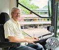 Der 58-jährige Martin Schorr ist nicht nur ein erfahrener Bibliothekar, sondern ein ebenso versierter Busfahrer.
