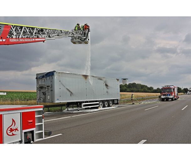 Die Feuerwehr setzte die Drehleiter zum Löschen ein.