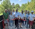 Oberbürgermeister Dirk Schönberger (Mitte) gibt die Brücke frei.