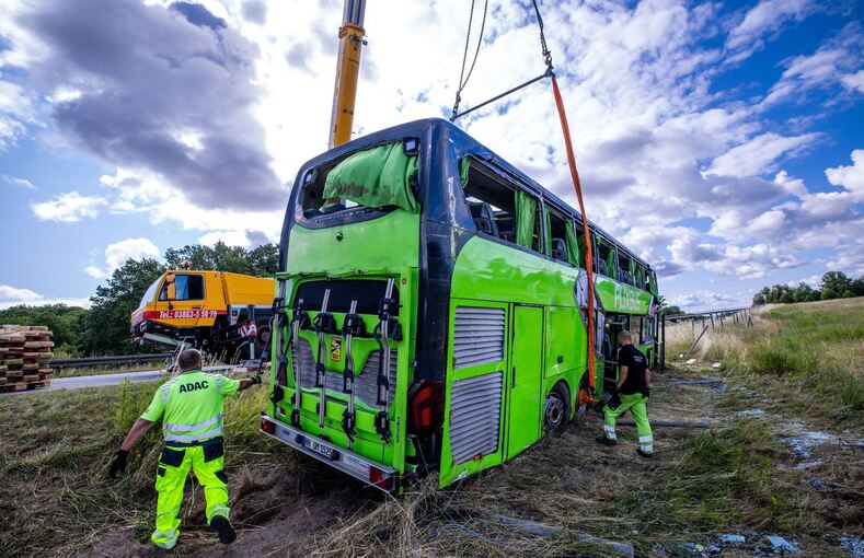 Flixbus auf A19 umgekippt - Menschen verletzt