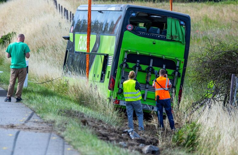 Flixbus auf A19 umgekippt - Menschen verletzt