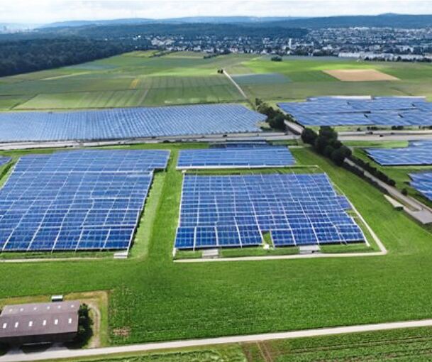 Gehen die Pläne des Regionalverbands durch und findet sich ein Betreiber, könnte ein großer Solarpark links und rechts der A81 entstehen, wie in dieser Visualisierung.