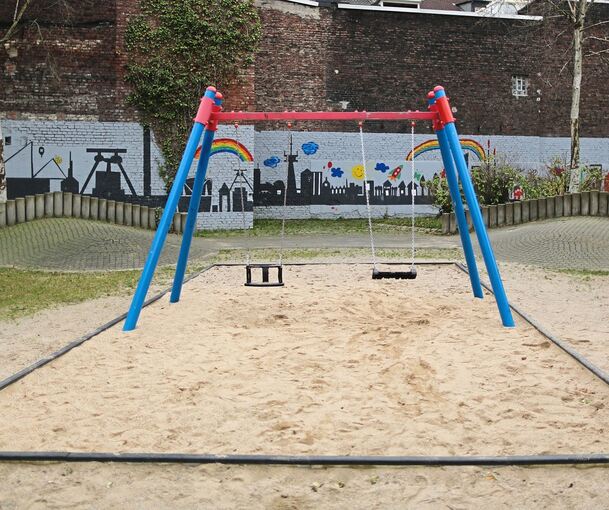 Eine Frau hat auf einem Spielplatz für Unruhe gesorgt.