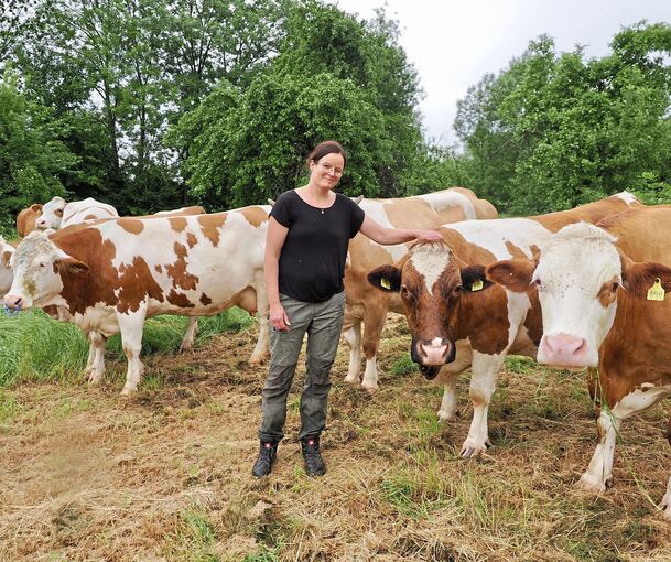 Andrea Seitz-Schick Anfang Juni auf der von ihr gepachteten Streuobstwiese auf Pleidelsheimer Gemarkung (Richtung Murr). Mit ihr standen dort die Kühe Clown, Ferrero, Dora, Davina, Aloha, Enzian und Diana (nicht alle im Bild); die Tiere standen damal
