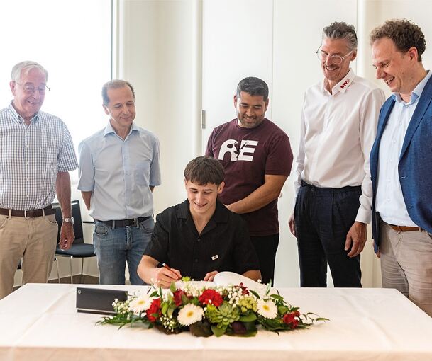 Timo Eder beim Eintrag ins Goldene Buch.