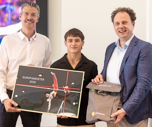 Präsente bekam Timo Eder vom MTV-Vorsitzenden Jochen Eisele (links) und Oberbürgermeister Matthias Knecht (rechts).