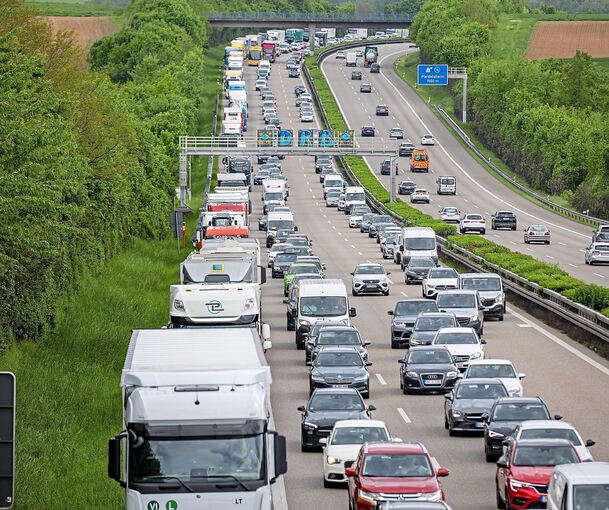 Stau auf der A81 bei Pleidelsheim: Der Verkehr ist für rund 35 Prozent der CO2-Emissionen im Kreis Ludwigsburg verantwortlich.