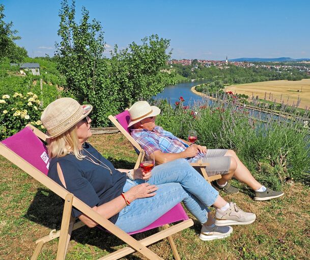 Ausblick und Wein werden bei den Steillagentagen genossen.