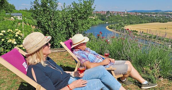 Ausblick und Wein werden bei den Steillagentagen genossen.