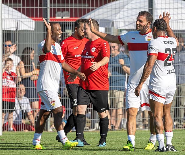 Abklatschen nach einem der vielen Tore – doch auch bei den Helukabel-Allstars war die Freude groß, nicht nur wegen des Ehrentreffers gegen die ehemaligen VfB-Profis.