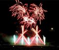 Das Feuerwerk wird auf die Musik abgestimmt. Das Feuerwerk wird auf die Musik abgestimmt.