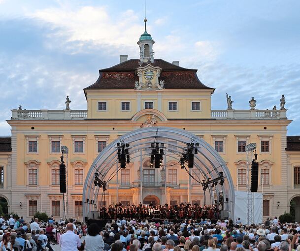 Ziemlich hell: Die „Spanische Nacht“ mit dem Royal Philharmonic Orchestra im Schlosshof.