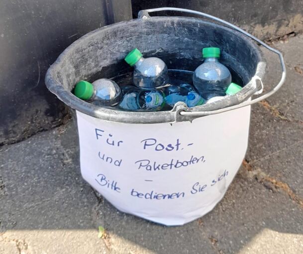Eigentlich nur ein Eimer mit etwas Wasser drin – in der Hitze aber ein großes Geschenk im Arbeitsalltag.