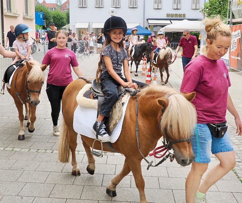 Strahlende Gesichter beim Ponyreiten: Für Kinder aller Altersstufen gab es viel zu Entdecken beim Ludwigsburger Kinderfest.