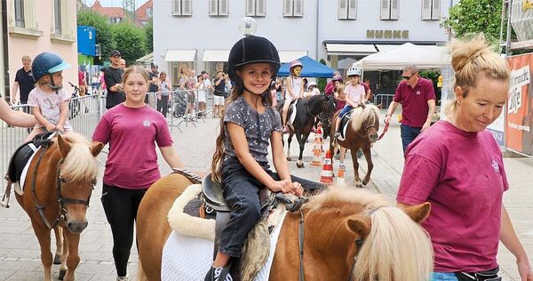 Strahlende Gesichter beim Ponyreiten: Für Kinder aller Altersstufen gab es viel zu Entdecken beim Ludwigsburger Kinderfest.