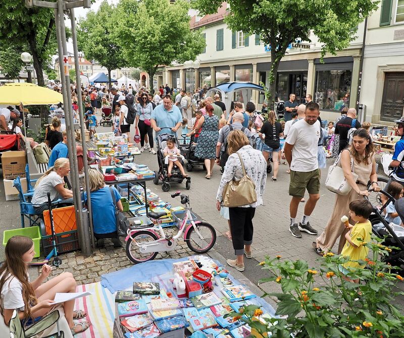 Buntes Angebot auch beim Flohmarkt.