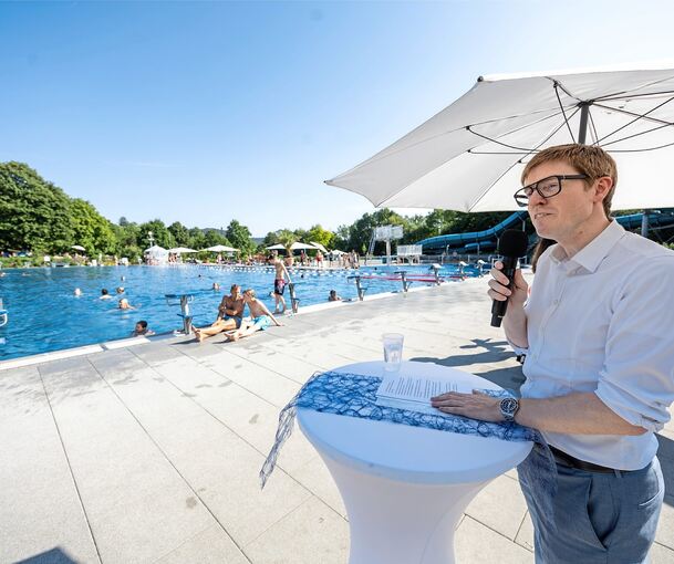 Oberstenfelds Bürgermeister Markus Kleemann (rechts) würdigte in seiner Festrede auch die Mitarbeiter des Mineralfreibads.