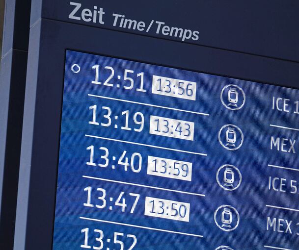 Eine Anzeigetafel zeigt Verspätung von Zügen an.