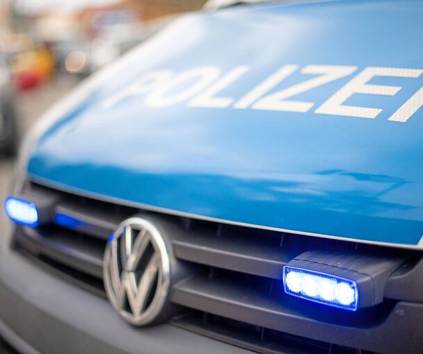 Polizeifahrzeug im Einsatz.