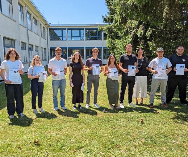 Die stellvertretende Schulleiterin Catrin Denz (Dritte von rechts) mit den Fachbereichsbesten.