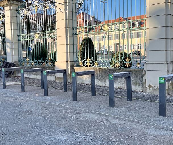 Hier kann man sein E-Bike abstellen und gleichzeitig laden. Foto: SSG/p Hier kann man sein E-Bike abstellen und gleichzeitig laden.