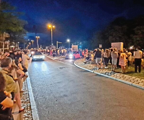 Eng gesäumt: Schon vor Beginn des Feuerwerks kommen sich Zuschauer und Autos an der Sternkreuzung gefährlich nah.