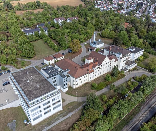 Links auf dem Bild ist das Ärztehaus zu sehen, rechts das alte Krankenhausgebäude.