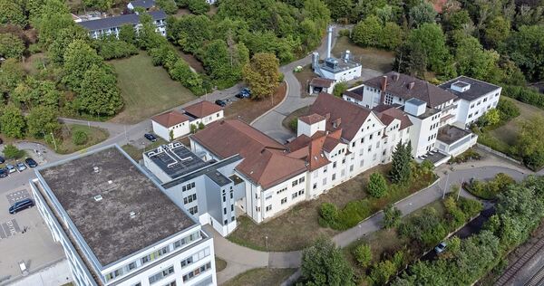 Links auf dem Bild ist das Ärztehaus zu sehen, rechts das alte Krankenhausgebäude.