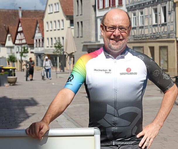 Selbst das Radsporttrikot des Marbacher Friedensaktivisten Roland Blach ist ein Statement für Abrüstung.