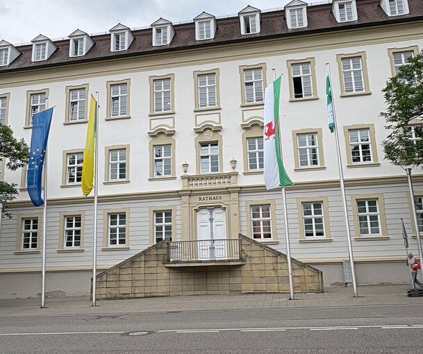 Flaggen vor dem Ludwigsburger Rathaus von links: Die europäische, die ukrainische und die walisische (Ludwigsburgs Partnerstadt Caerphilly) Flagge sowie ganz rechts die „Mayors for Peace“-Flagge.