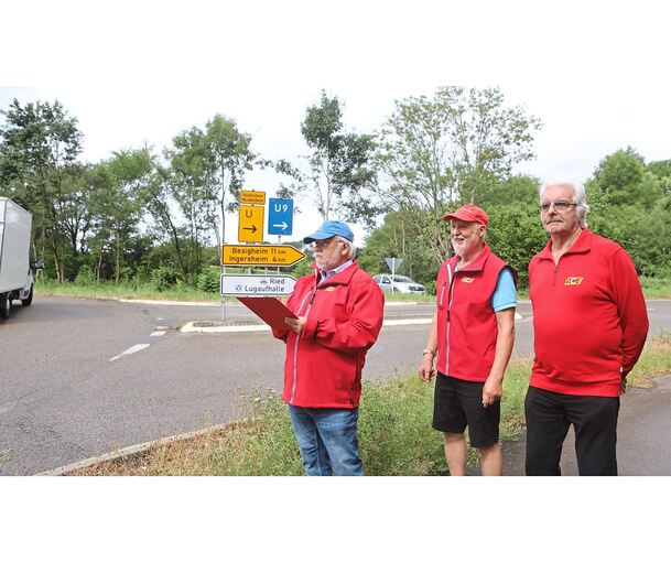 ACE-Aktion „Sicher durch Blinken! Aktiv für mehr Sicherheit im Straßenverkehr: Christoph Seeger, Alfred Rott und Wolfgang Halter (von links) notieren, ob geblinkt wird oder nicht.