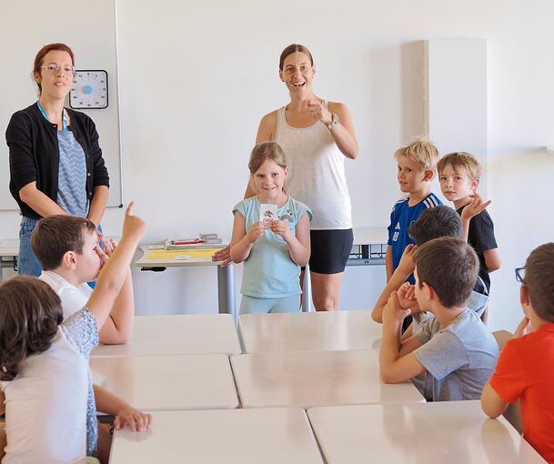 Begriffe raten für Feinschmecker: Die Erstklässler stellen sich beim Ratespiel rund um Lebensmittel gegenseitig auf die Probe. Die Mütter Ivanka Celjak (links) und Susanne Wacker gehören zu den 30 Eltern, die diesen Aktionstag ermöglicht haben.