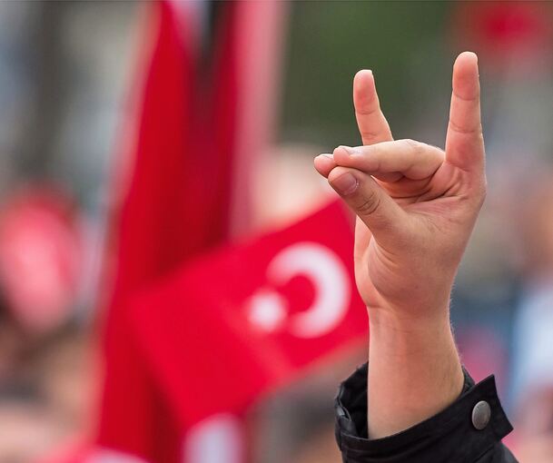 Der sogenannte Wolfsgruß.