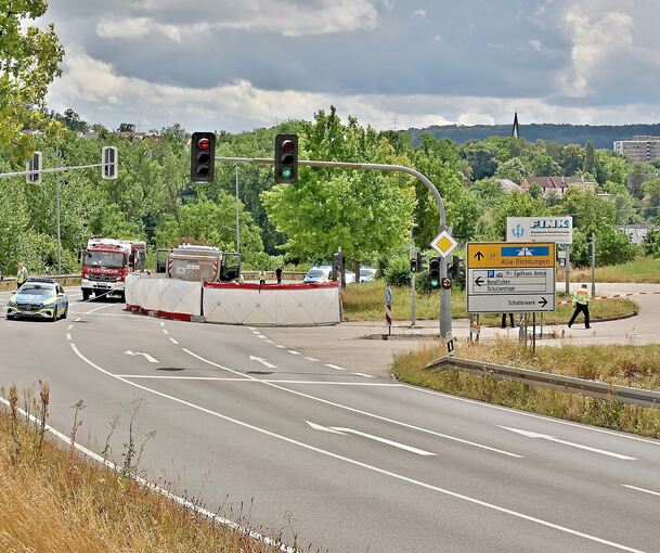 Der Lastwagen kam von rechts und wollte in Richtung Grotztunnel, die Frau ebenfalls von rechts die Straße auf dem Überweg queren.