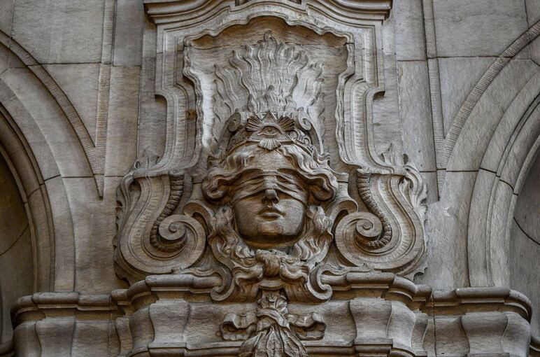 Justitia mit verbundenen Augen