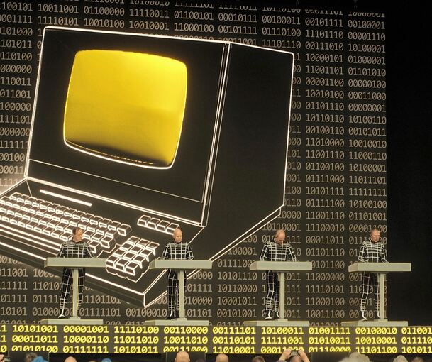 Das Augenmerk liegt diesmal auf Tracks aus der zweiten Reihe: Kraftwerk bei ihrem Auftritt in Stuttgart.