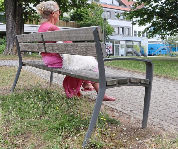 Keine Bank wie jede andere: Besonderen Sitzkomfort für Senioren sollen die hohe Rückenlehne, die Armlehnen und die leicht nach vorn geneigte Sitzfläche bieten.