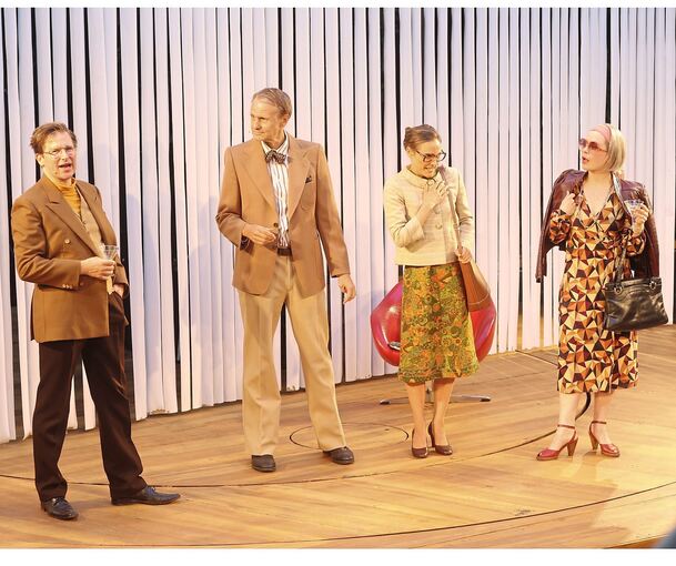 Komplizierte Kiste (von links): George Tesman (Moritz Peters), Mr. Brack (Michael Hecht), Thea Elvsted (Anna Pircher) und Hedda (Josephine Bönsch).
