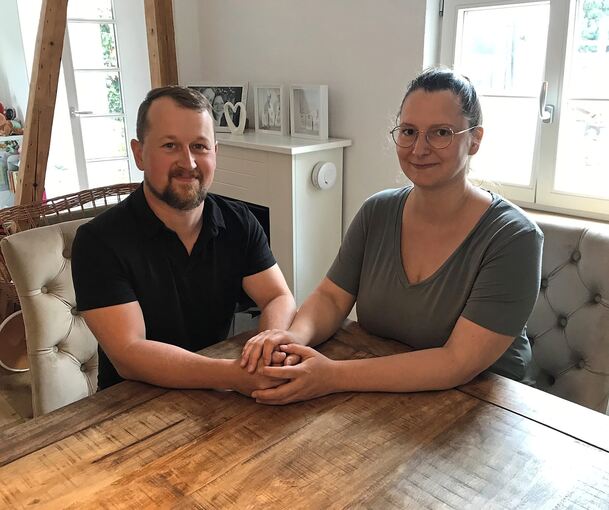 Das Ehepaar Hiemer im Wohnbereich des historischen Gehöfts.