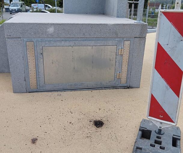 Die Löcher am Belag mussten von einer Fachfirma repariert werden.