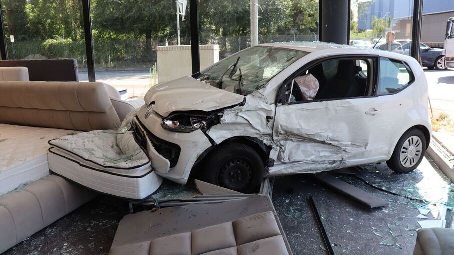 Auto steht nach Unfall in Möbelgeschäft