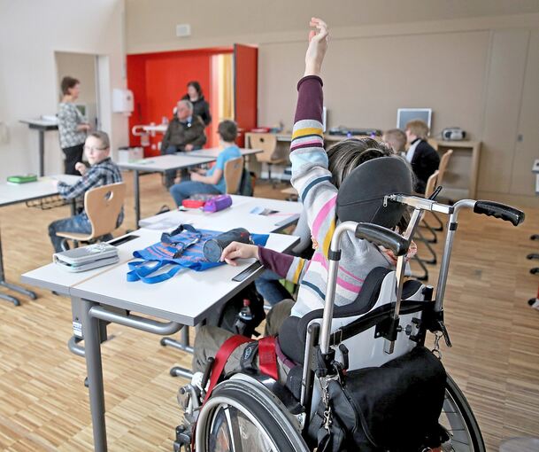Eine gehandicapte Schülerin meldet sich im Unterricht: Für viele Eltern im Kreis Ludwigsburg soll die Beförderung ihrer Kinder in die Sonderpädagogischen Bildungs- und Beratungszentren nächstes Jahr teurer werden.
