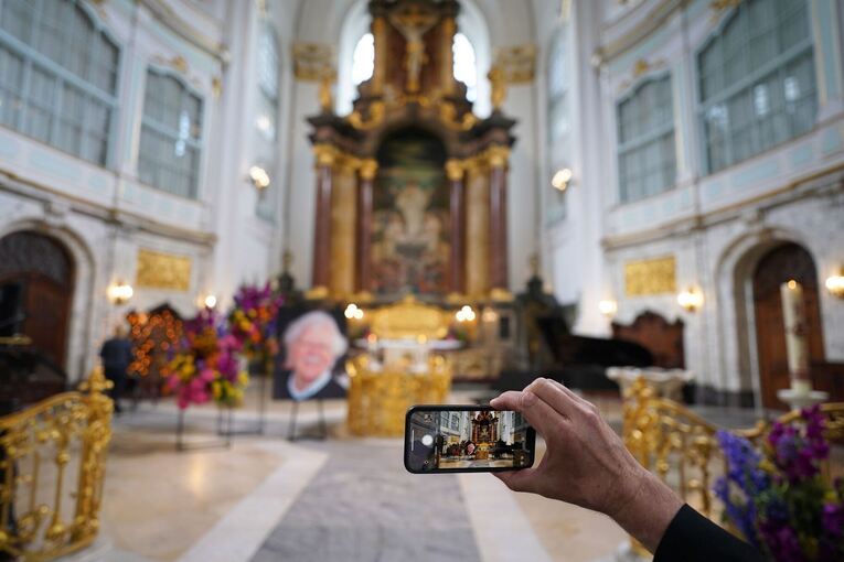 Trauerfeier für Moderator von Tiedemann