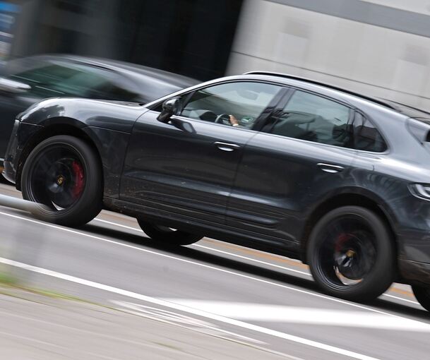 Ein geparkter Porsche Macan ist von einem Unbekannten beschädigt worden.