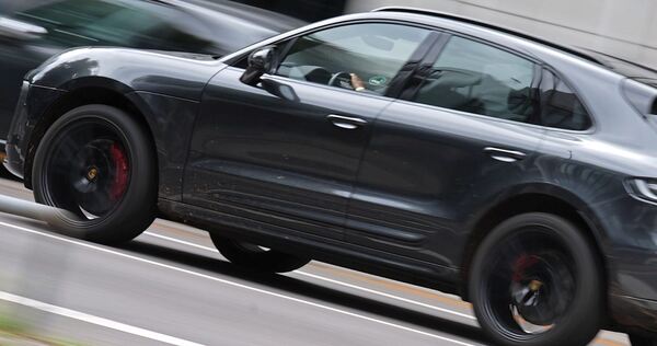 Ein geparkter Porsche Macan ist von einem Unbekannten beschädigt worden.