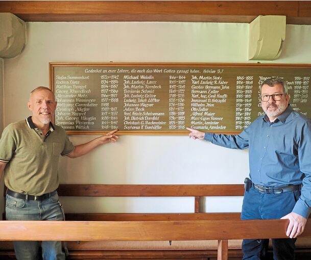 Roland Schmierer (links), Vorsitzender des Bürgervereins Neckarweihingen und Pfarrer Olaf Digel wollen sich intensiver mit der Geschichte der Familie Bonhoeffer beschäftigen.