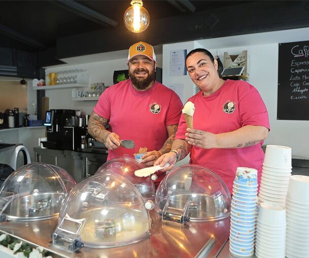 Gianluigi Lenti (links) und Filomena Lenti (rechts) stehen vor ihrer "Gelato Live Show" Maschine. In der Hand halten sie Eis.