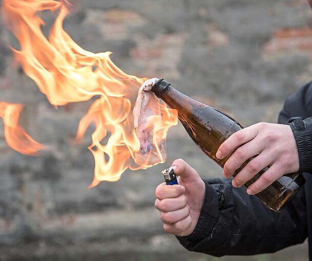 Der Mann soll einen Brandsatz auf eine Terrasse in Ingersheim geworfen haben. Der Mann soll einen Brandsatz auf eine Terrasse in Ingersheim geworfen haben.